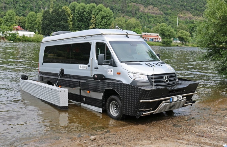 Mercedes-Benz Sprinter научили плавать: амфибия будет возить туристов по Сене