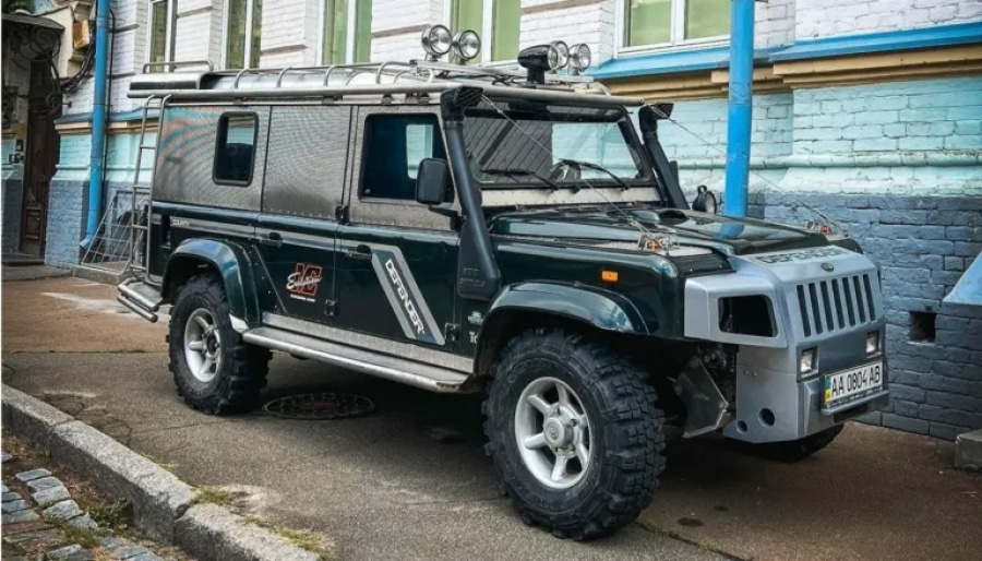 Посмотрите на Land Rover Defender, похожий на Hummer