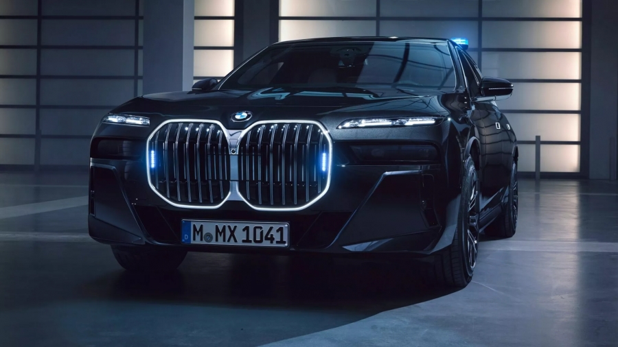 Защищены от дронов взрывчаткой: BMW представила бронированный электромобиль BMW i7