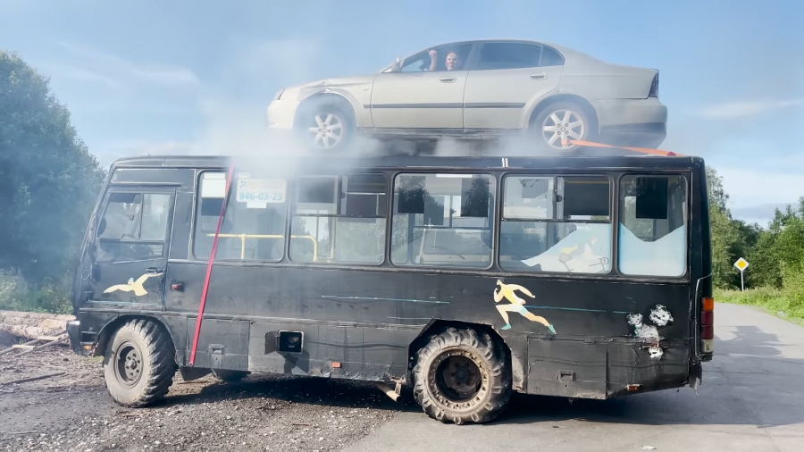 Видеоблогеры «закинули» Chevrolet в салон автобуса ПАЗ