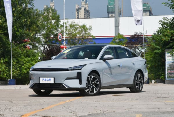 Geely Galaxy L6 2023 официально поступил в продажу в Китае