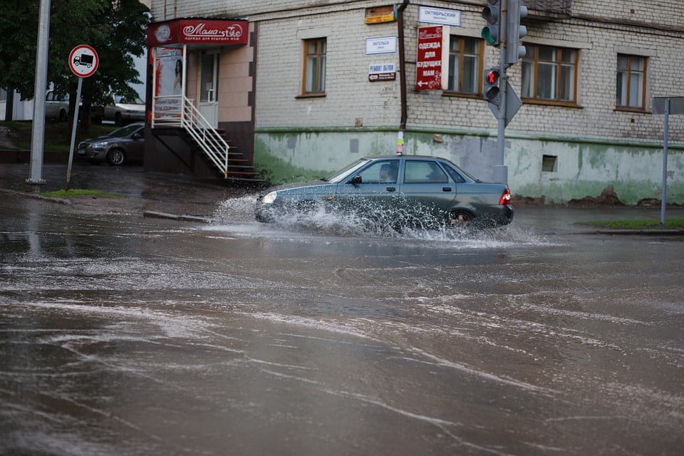 Выходит, осенние дожди выманивают у российских водителей деньги: что это значит?