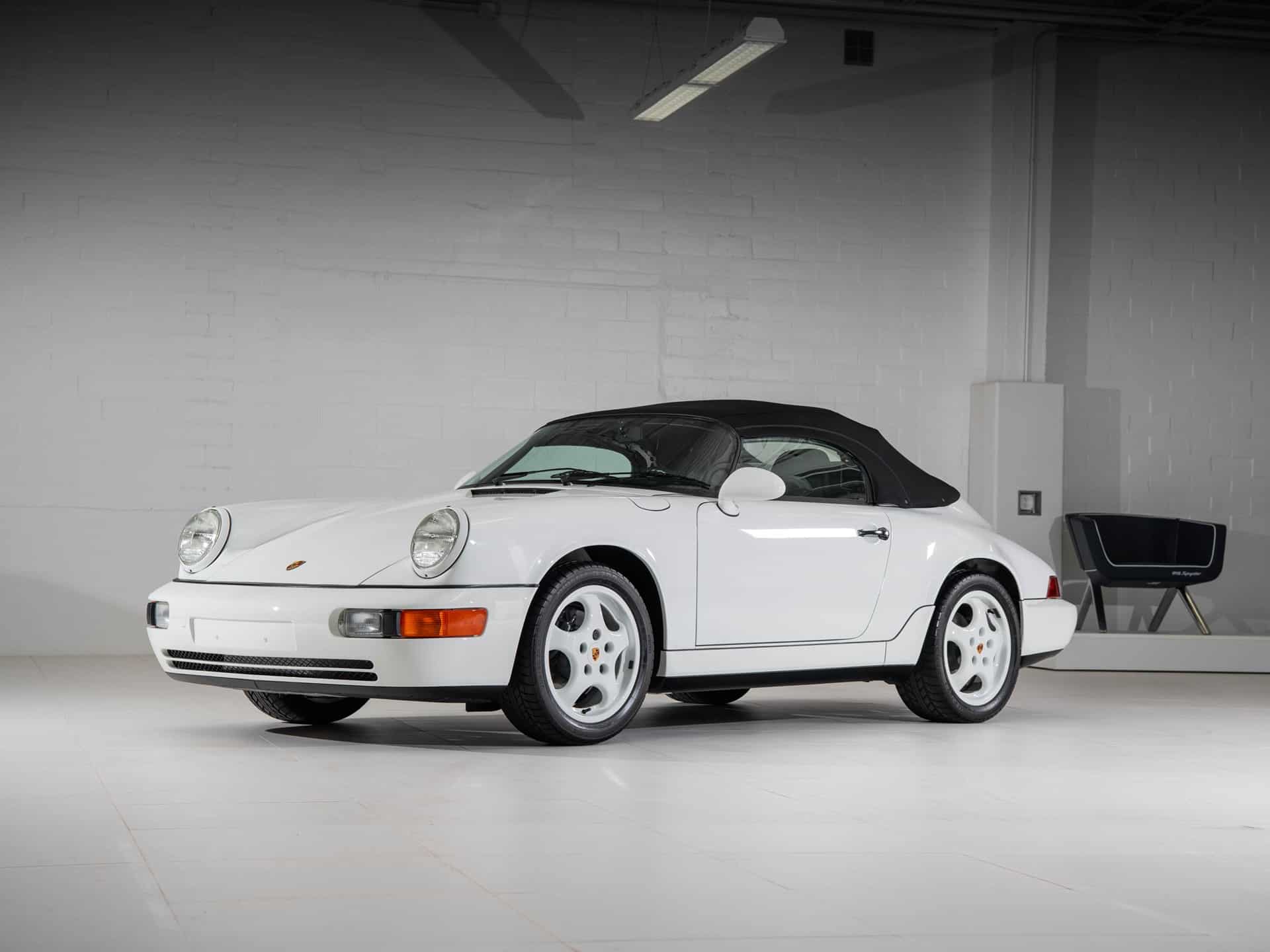 На продажу выставлен Porsche 911 Carrera 1993 года выпуска.
