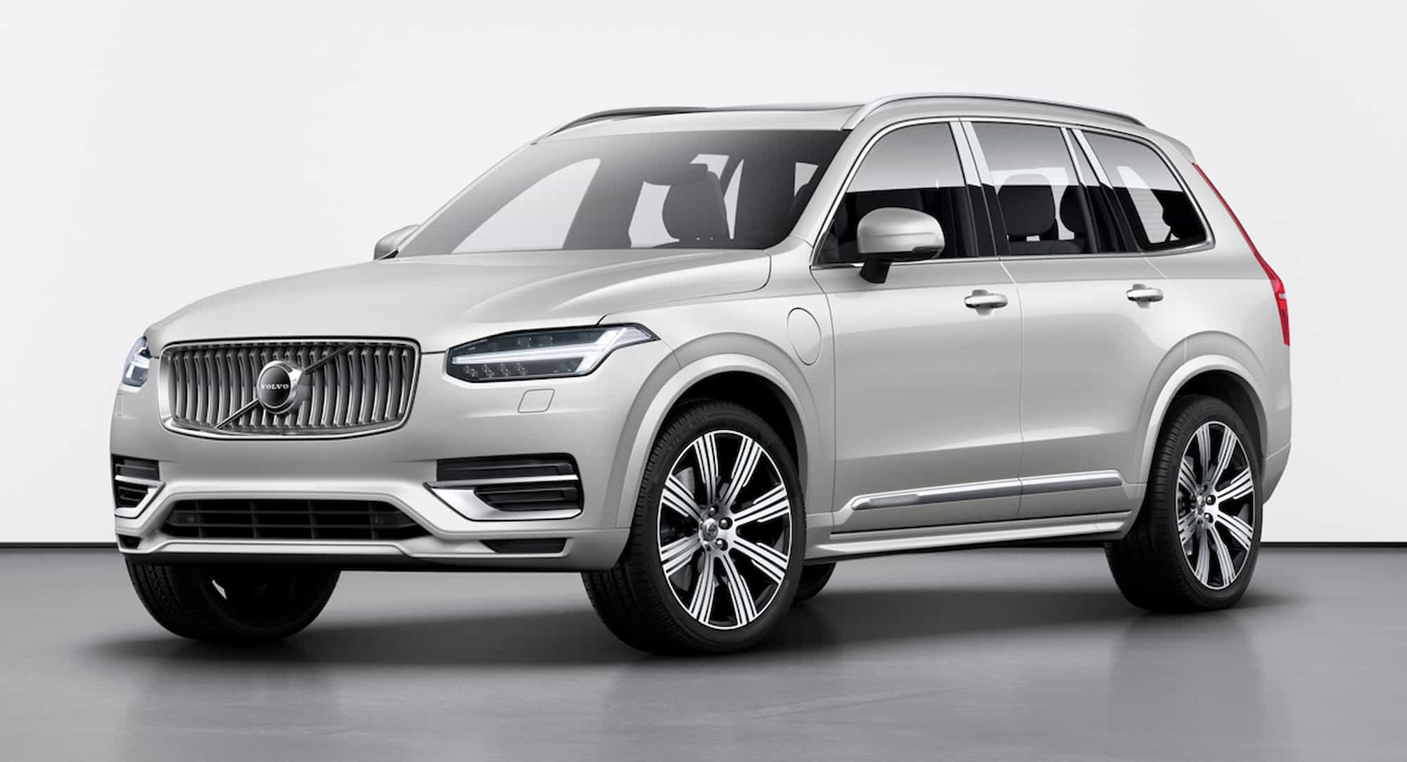 Volvo XC90 2023 доступен в российских автосалонах