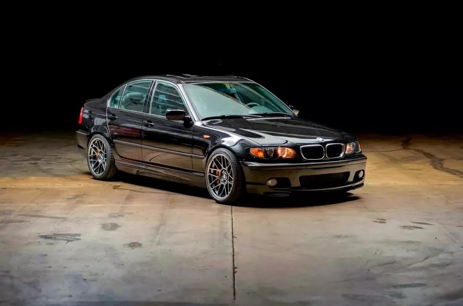 BMW 330i 2003 года выпуска выставили на продажу за 650 тысяч рублей