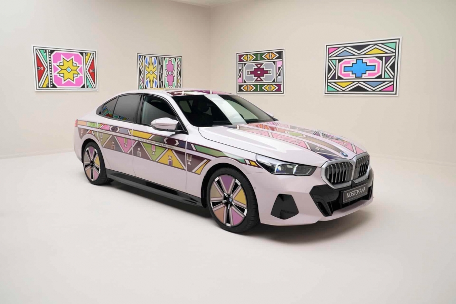 Новый арт-автомобиль BMW с электронными чернилами, которые меняют цвета и показывают анимацию